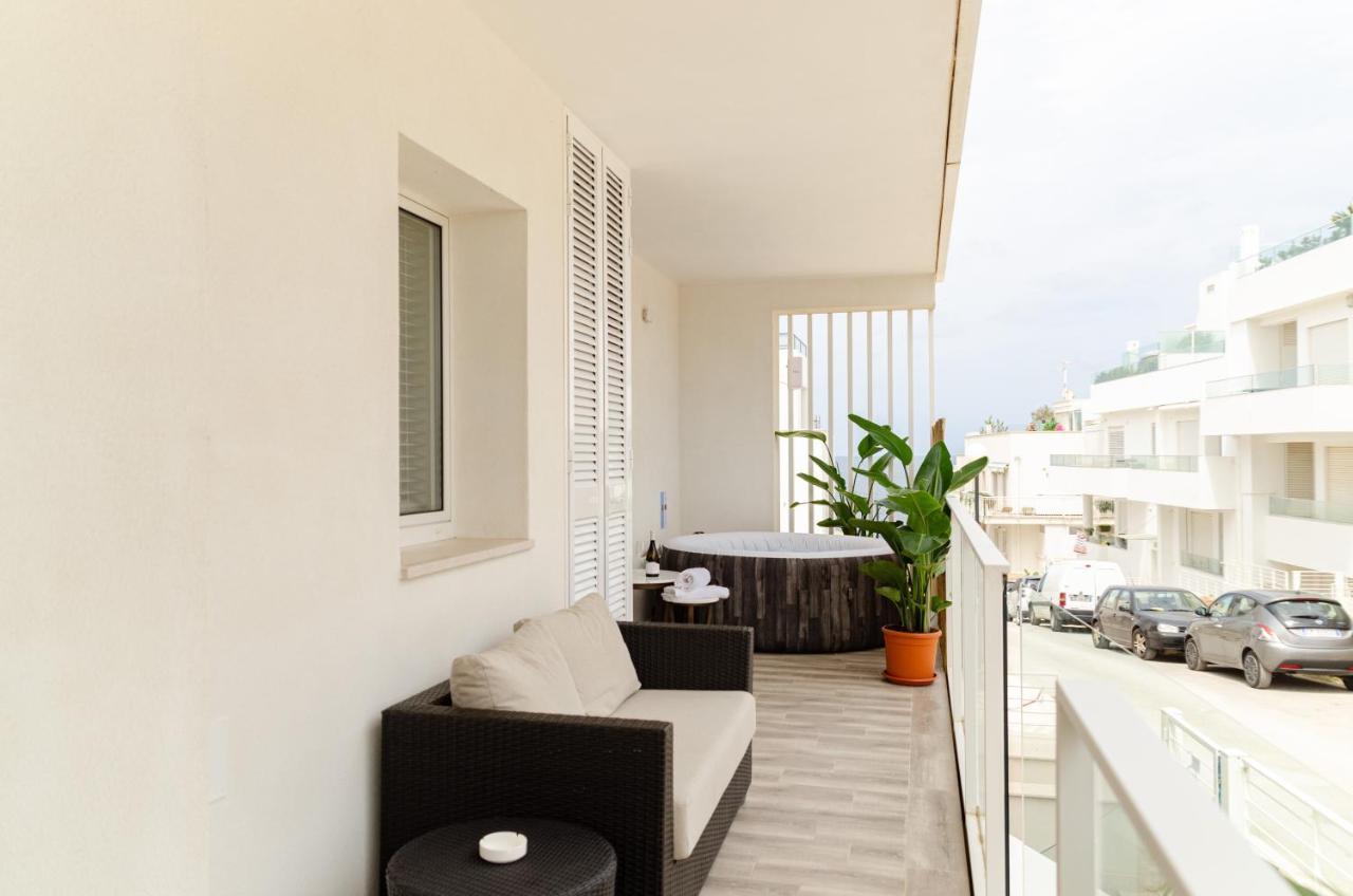 Апартаменти Apulialux Seaview Prestige Apt / Jacuzzi + Parking Поліньяно-а-Маре Екстер'єр фото